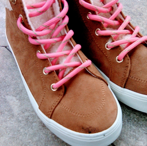 Old Navy Sneakers Wm 5 Tan Suede Sherpa Lined NWT Barbiecore - Picture 2 of 7